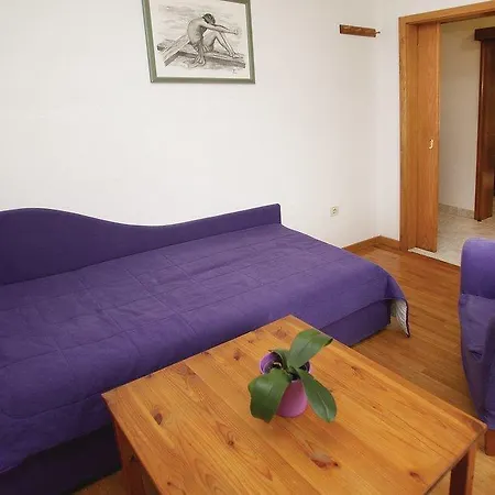 Three-bedroom In I *
