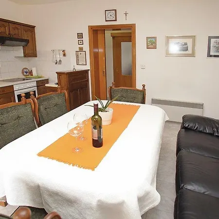 Three-bedroom In I Lägenhet *